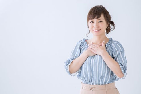 胸に手を当てる女性