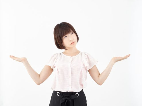 両手を広げている女性