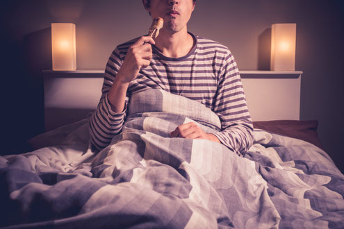 Ein Mann ist im Bett