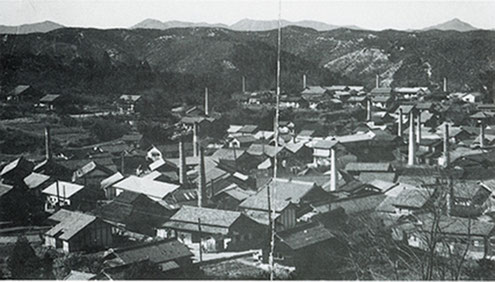 昭和30年頃の様子。町中には、登り窯の煙突がたくさんあったことが伺えます。