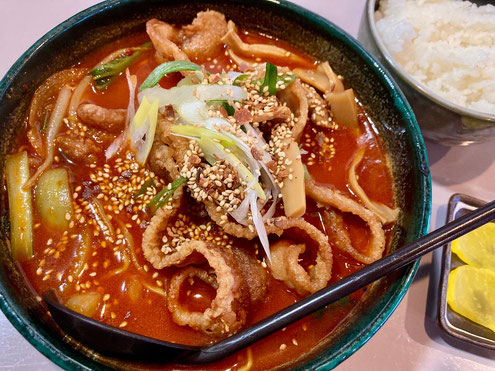 らーめん銀波露の辛らーめん味噌に、ぱいくぅ(豚バラを揚げたもの)トッピング。見た目ほど辛くなく、美味しいです。焦がし醤油しか頼まなかったのですが、コチラも選択肢になりました♪
