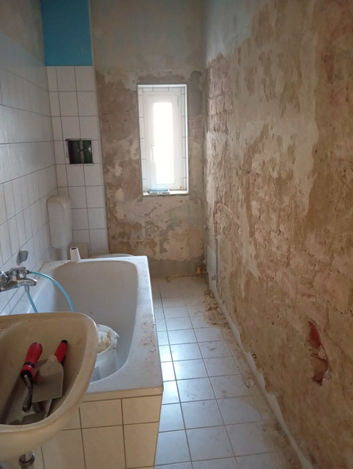 Badsanierung, Badumbau, betonbeschichtung, betonboden, betoncire, betonküche, betonspachtel, concrete, fugenfrei, fugenlose Oberflächen, küche ohne Fliesen, LEOSTEEN, beton, betoncirenatur, Magnesia, Steinholz, 