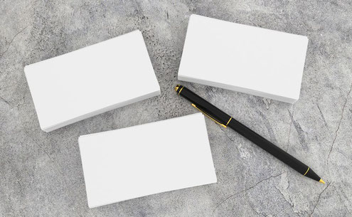 weiße Zettel und ein Stift