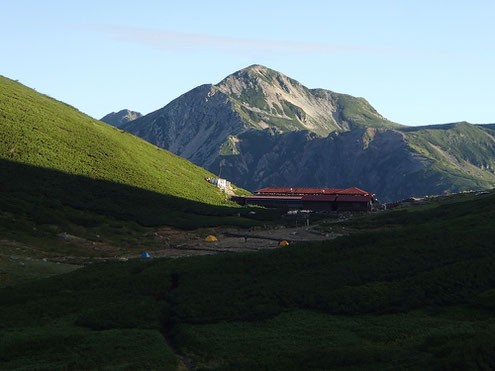 双六小屋と鷲羽岳