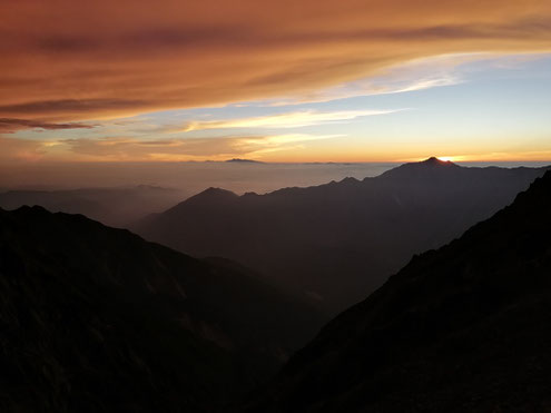 夕暮れの笠ヶ岳と白山