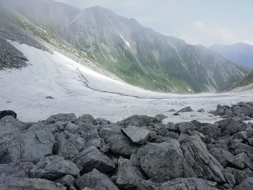 鬼岳と龍王岳鞍部の雪渓