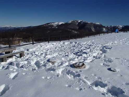 テント跡地と鉢伏山