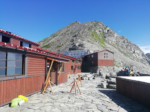 穂高岳山荘と涸沢岳