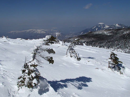 中山展望台より蓼科山・霧ケ峰方面