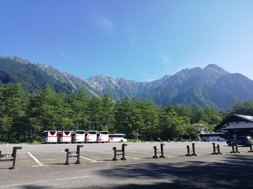 上高地バスターミナルから穂高連峰