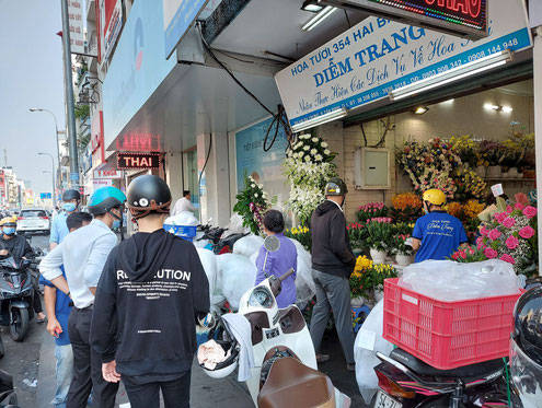 注文した花を取りに来て、順番待ちしているベトナム人男性たち
