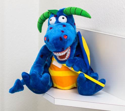 In der Zahnputzschule in unserer Zahnarztpraxis in Groß-Umstadt zeigen wir den Kindern die Zahnputztechnik nach KAI anhand unseres Dinos