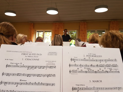 So sieht die Perspektive des Musikers aus: ein Auge in den Noten, das andere natürlich beim Dirigenten :-) (Bildrechte: MBO)