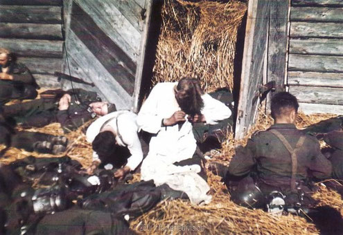 FRONT - Militärgeschichte - Verletzte deutsche Soldaten am Hauptverbandsplatz in Russland, 1943