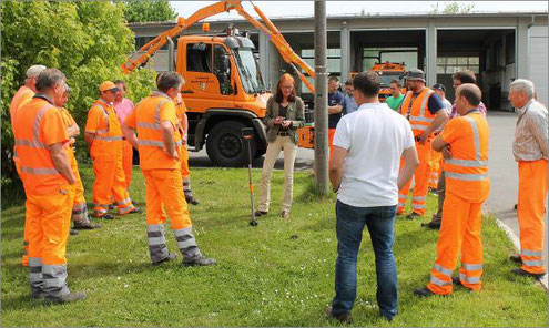 Barbara Lattrell beim Schulen der Mitarbeiter von Straßen- und Autobahnmeisterein