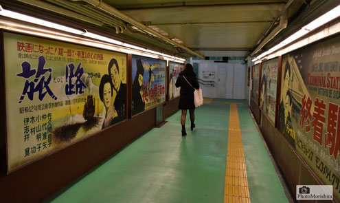 JR青梅駅、昭和の映画看板が並ぶ地下通路