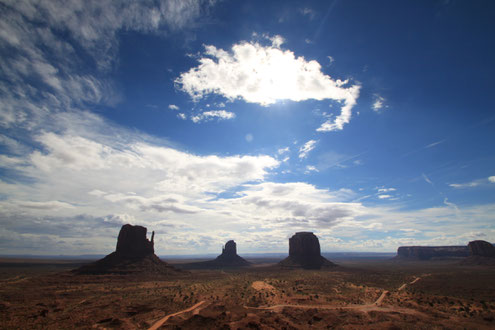 Who did actually discover Monument Valley as a movie location? Was John Wayne's "Stagecoach" really the first film lensed there? The offical version differs a bit from the truth. 