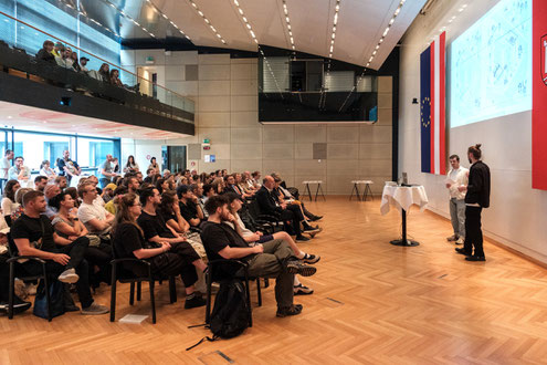 100 mal Architektur für Linz. Buch von Paul Eis und Max Meindl. Präsentation im Alten Rathaus Linz 