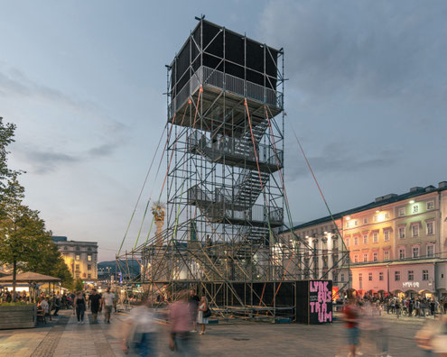 A public and accessible tower made of scaffolding on Linz's main square for the Ars Electronica Festival - Art Installation for the University of Arts Linz.