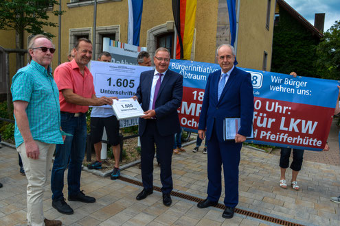 Unterschriftenübergabe: v.l, Reiner Dresel, Norbert Dambaur, Bürgermeister Schwarzenbruck Bernd Ernstberger, Regierungspräsident Mittelfranken Dr. Thomas Bauer. Foto: Markus Rauh