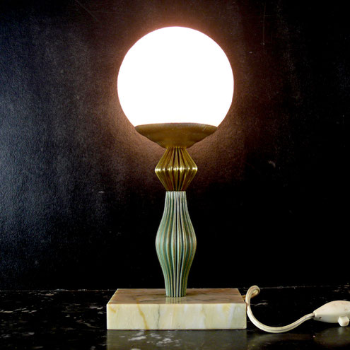 Déco néo-classique : une lampe de table 1920s art-déco en verre et métal, socle en marbre.