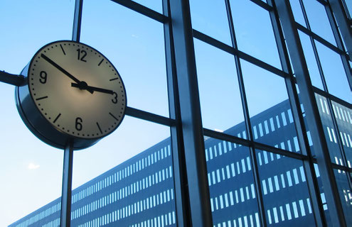 Uhr im Bürogebäude