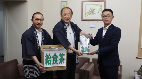 給食茶の贈呈の画像（令和6年6月19日：森町教育委員会）