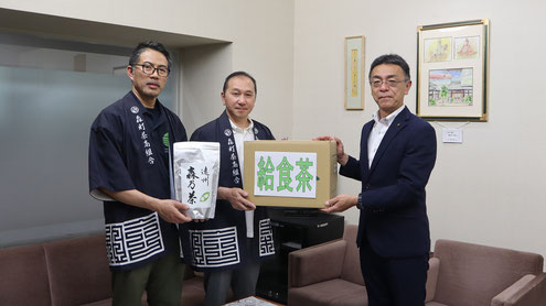 給食茶の贈呈の画像（令和7年6月17日：森町教育委員会）