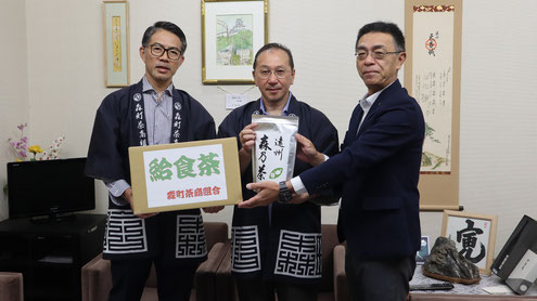 給食茶の贈呈の画像（令和8年6月19日：森町教育委員会）