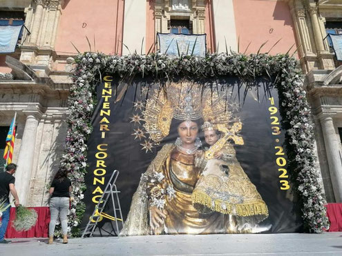 Lona que sustituye al histórico tapiz de la Virgen