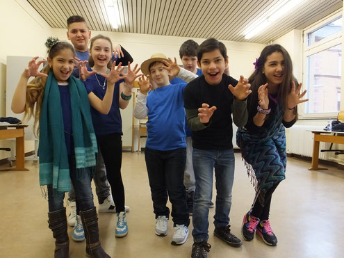 Kindergruppe mit Grimassen