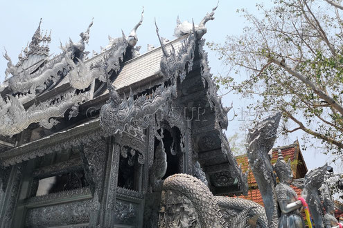 Le temple d'argent Wat Sri Suphan à Chiang Rai avec ses murs argentés