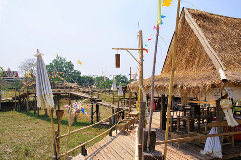 Vue du pont en bambou du Wat Phra That Sandon près de Lampang en Thaïlande