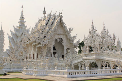 Vue de la façade ouest du temple blanc de Chiang Rai avec le pont de la Renaissance