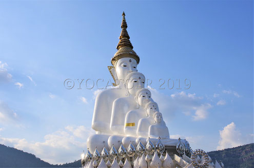 Cinq Bouddha blancs du Wat Phra Sorn Kaew en Thaïlande