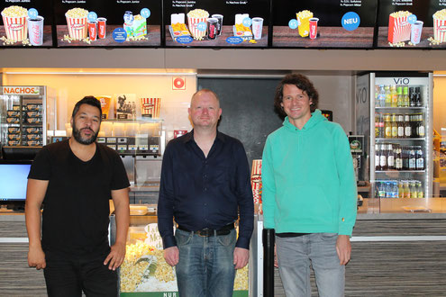 Daniel Baethcke (links) und Holger Wagner (rechts) vom TVO Biggesee bieten mit Stefan Brögeler (Mitte) vom Cineplex Olpe den Film „Wunder“ als Alternative zur WM in Katar an.