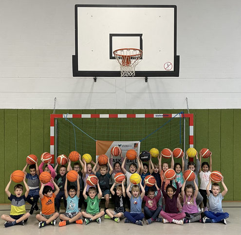 Die Gallenberg Schule Olpe bleibt eine Basketball-Hochburg. Die Grundschule aus der Kreisstadt hat sich erneut an der Basketball-Grundschulwoche des Deutschen Basketball Bundes beteiligt. Unser Foto zeugt die Klasse 1c.