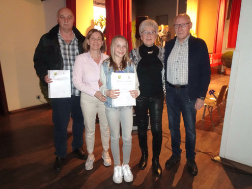 Von rechts nach links: Gerd Graff, Marlene Graff, Emma Kohns mit ihrer Trainerin Sabine Sorg, Robert Legrom.