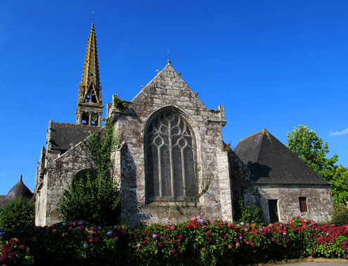 eindrucksvolles Kirchen-Ensemble  in dem kleinen Dorf Coray