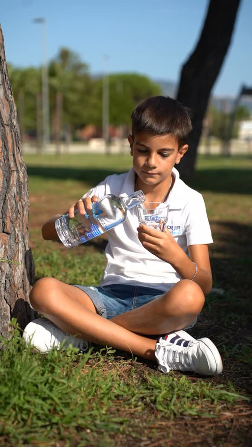 bimbo che beve acqua