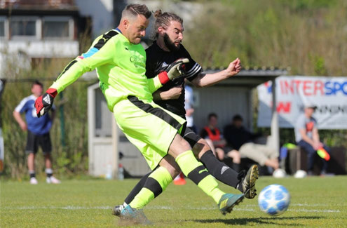 Waldmünchens Keeper Thomas Dirscherl griff gegen Blaibachs Kirschbauer zu ungewöhnlichen Mitteln, um seinen Kasten sauber zu halten Foto: Tschannerl