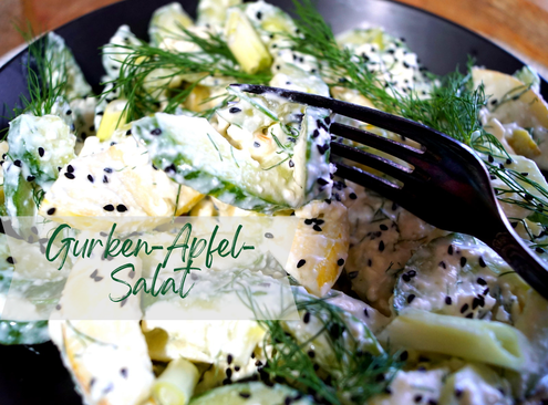 Salatgurke, Apfel, Feta, Joghurt und Schwarzkümmel ergeben einen erfrischenden Sommersalat