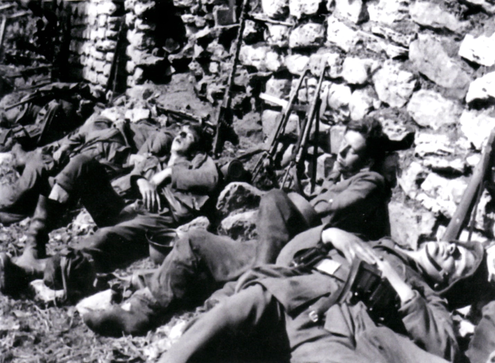 FRONT - Militärgeschichte - Erschöpfte deutsche Soldaten während der Sommeroffensive in Russland. Juli 1942