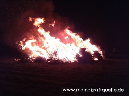 Hutzelfeuer, Lagerfeuer mit Kindern, Feuer in der Nacht, Kraftquelle