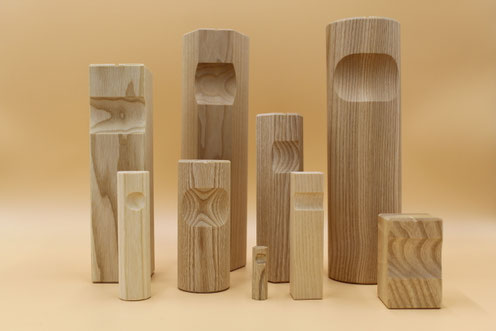 Figuren eines Mini-Sets in verschiedenen Positionen aufgestellt
