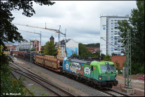 Auch 193 368-8 trägt eine Werbelackierung bzw. -beklebung. Am 30. August 2021 befördert sie einen Autoleerzug durch Chemnitz-Süd gen Dresden