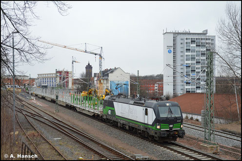 Inzwischen ohne die RuhrBahn Beklebung rollt mir die Lok am 15. März 2022 mit einem Leerholzzug in Chemnitz-Süd vor die Linse