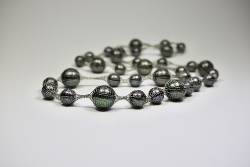Perlen im Netz, Kette, Edelstahlgeflecht, schwarze Perlen
