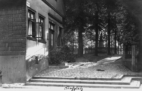 Das Haus Blumenau wurde in den 1920er Jahren im Zuge der Umgestaltung des Kirchplatzes abgerissen. Im Hintergrund ist das Bünder Kriegerdenkmal zu erkennen. (Museum Bünde)