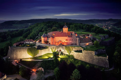 Luftansicht der Festung Rosenberg bei Nacht